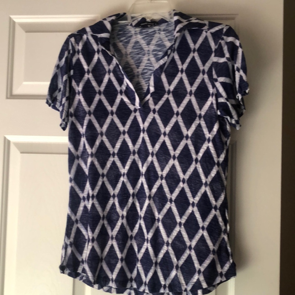 Short sleeve v neck with collar